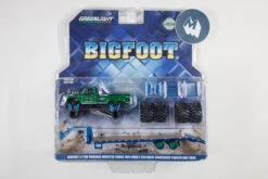 Greenlight [Green Machine] Bigfoot #1 The Original Monster Truck (1979) - 1974 Ford F-250 Monster Truck On Gooseneck Trailer With Regular And Replacement 66" Tyres